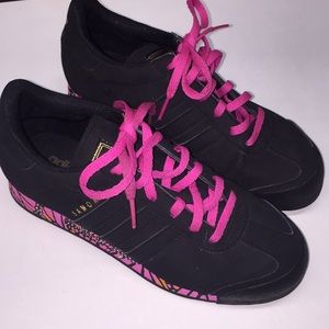 Women’s Adidas SAMOA shoes size adults 6 1/2